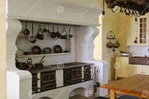 gamla-köket-i-ett-slottsmuseum-gammalt-kök-slott-varmt-koka-deka-vägg-byggnad-kokning-sten-europa-real-bord-european-stil-pall-156305856-3716930232