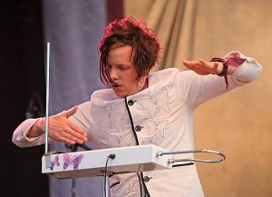 Martin Molin spelande på en Theremin under en konsert 2009.