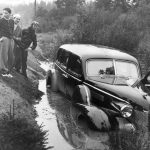 SEKLET-KUNGLIGT-40  
Kung  Gustaf V:s Cadillac kör av vägen söder om Stockholm i september 1946. Kungen med sällskap var på väg hem från Tullgarns slott efter en jakttur. Efter den händelsen kallas olycksplatsen för "Kungens Kurva". Ingen skadades.  
Foto: TT  Kod: 190   
COPYRIGHT SCANPIX SWEDEN